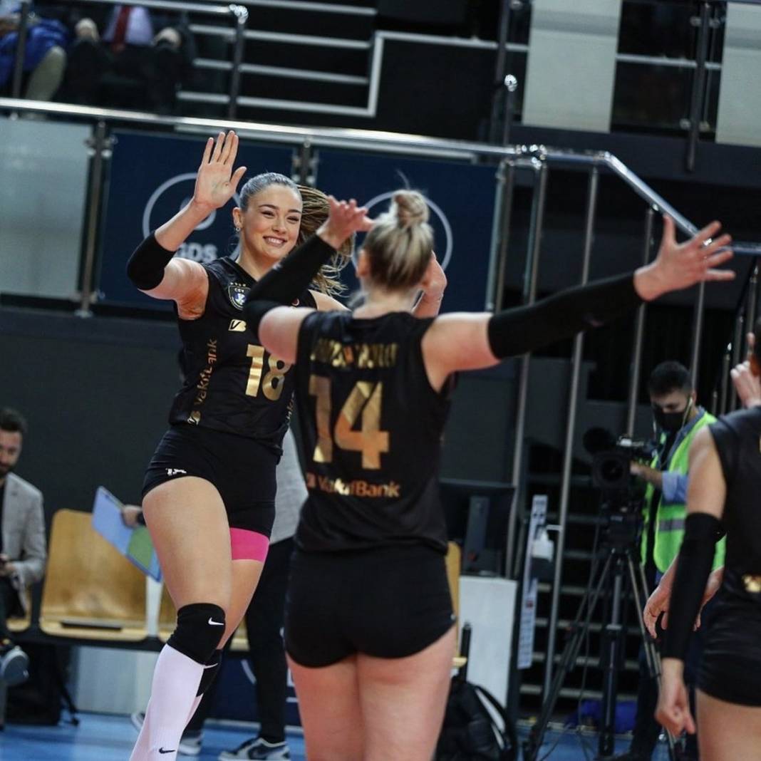 Zehra Güneş dekolteli fotoğraf paylaştı, sosyal medya yıkıldı! Yüz binlerce kez beğenildi, herkesi kendine hayran bıraktı 36